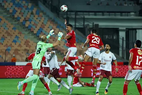 "3 أخطاء مؤثرة".. الأهلي يطالب بالتحقيق مع حكم الفيديو في مباراة سيراميكا كليوباترا